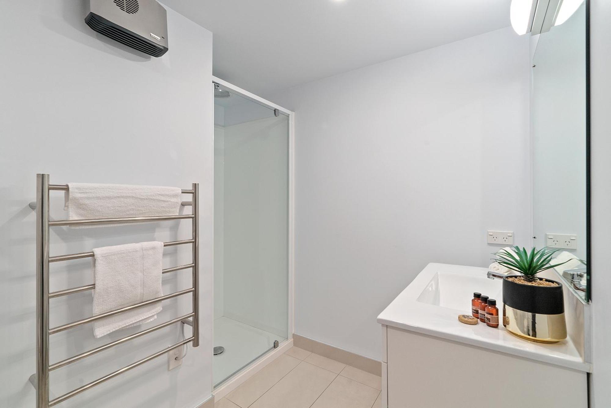 Lakeside Living - Modern 2-Bedroom Apartment Квінстаун Екстер'єр фото