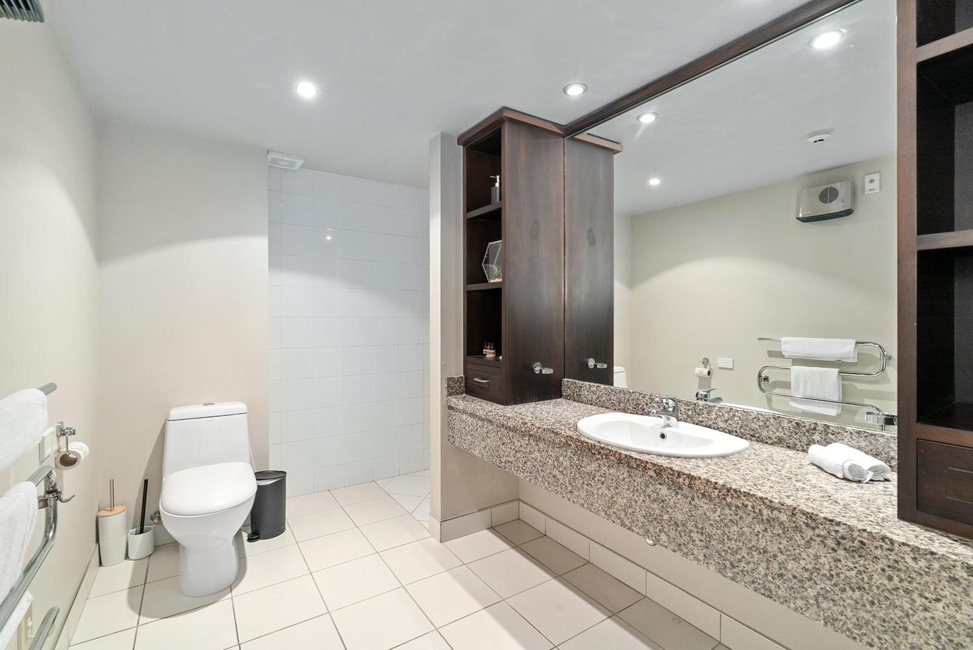 Lakeside Living - Modern 2-Bedroom Apartment Квінстаун Екстер'єр фото